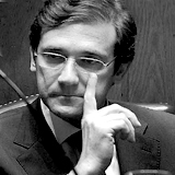 Passos diz que a revisão em baixa de economia se deve a conjuntura externa