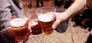 Com ou sem proibição, as noites no Bairro Alto estão iguais e os jovens bebem o que querem