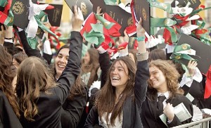 Apesar do futuro incerto, os jovens festejam