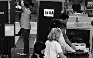 Traficantes transportavam a cocaína escondida na estrutura metálica da mala