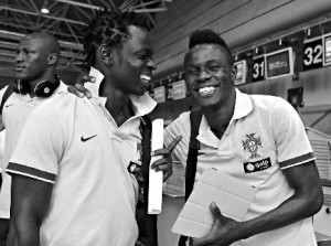 Mundial de sub-20. O extremo Bruma (direita) com o médio Agostinho Cá, ontem, no aeroporto da Portela, em Lisboa, na partida da seleção nacional sub-20 rumo à Turquia, onde vai disputar o Mundial da categoria. Na estreia (sexta-feira), os lusos defrontam a Nigéria.