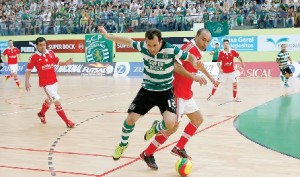 Sportinguista Alex em luta com Davi pela posse de bola no multiusos de Odivelas