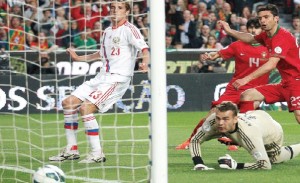 Postiga marca o golo da vitória de Portugal