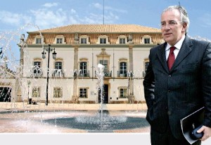 Luís Carito, homem forte do PS em Portimão, foi ontem detido pela Polícia Judiciária e já não participou na reunião de câmara