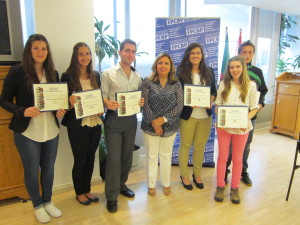 Cristina Martins (ao centro) junto dos seis jovens premiados