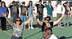 Ass. Comerciantes Mercados de Lisboa. Participam extraconcurso. Os arcos retratam as bancas dos mercados. Elas vão de peixeiras. Há ainda frutas e flores.