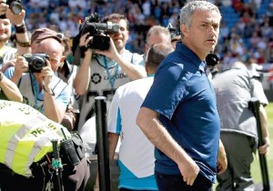 Mourinho ouviu muitos assobios mas também aplausos. Cartazes elogiaram o técnico português