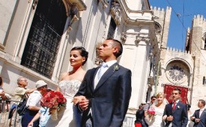 Os onze casais à saída da Sé, depois da celebração do matrimónio