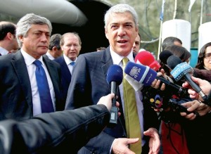 Ex-primeiro-ministro José Sócrates como então ministro das Obras Públicas, António Mendonça