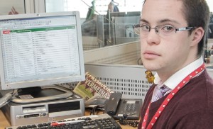 Rafael, portador de trissomia 21, distribui correio interno e insere dados no computador