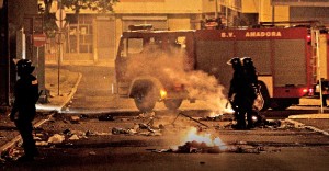 Nas ruas do bairro 6 de Maio, Amadora, os moradores prometem revolta contra a polícia, a quem culpam pela morte do jovem de 15 anos.