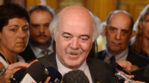 O novo presidente interino de Montreal, Laurent Blanchard, fala aos jornalistas depois de ter sido eleito para o cargo na terça-feira, 25 junho, 2013. (The Canadian Press/Ryan Remiorz)