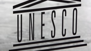 Logo da UNESCO numa porta de vidro na sua sede em Paris - 19 de setembro de 2009. (AP Photo/Remy de la Mauviniere)