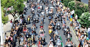 Motos, música, bebidas e sexo – no palco, com os shows de striptease – são os componentes da concentração que o Moto Clube de Faro organiza anualmente.