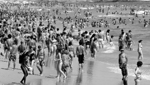 A vaga de calor levou milhares a procurarem no mar uma solução para se refrescarem