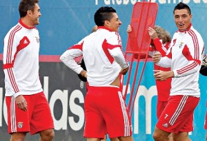 Plantel do Benfica está pronto a receber Óscar Cardozo sem restrições