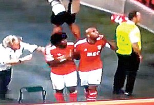 SCHIU! Enquanto os colegas festejavam, Luisão foi mandar calar os adeptos. Cortez, primeiro, e Jorge Jesus, depois, tentaram demover o capitão, mas ele insistiu com os gestos