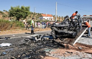 Uma manobra irregular numa curva com traço contínuo esteve na origem da brutal colisão entre dois automóveis