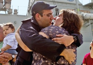 Militares da Marinha chegaram ontem à base naval ao final da manhã. Centenas esperavam para os abraçar