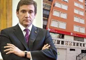 Primeiro-ministro estava em casa a dormir, em Massamá, quando ouviu os tiros na rua. A porta da garagem nas traseiras da casa do governante foi vandalizada
