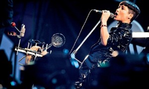 Manuela Azevedo, vocalista dos Clã, atua hoje no São Luiz, em Lisboa, ao lado de Bruno Nogueira (Foto de Vasco Neves)
