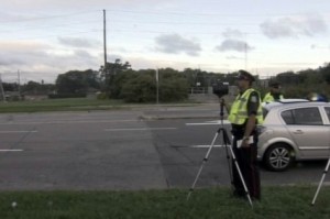 Um policial controla a velocidade dos automobilistas, no primeiro dia de regresso às aulas - 3 de setembro de 2013. CityNews