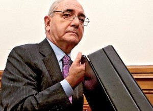 Responsável pelos Negócios Estrangeiros, Rui Machete, defendeu-se ontem no Parlamento (Foto de Manuel de Almeida/LUSA)