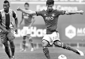 André Gomes (à dir.) marcou o terceiro golo do Benfica B (Foto de Luís Miguel Neves)