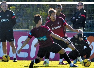  Paulo Bento (na foto no treino de ontem em Óbidos) disse que será importante “condicionar a organização coletiva da Suécia” (Foto de Carlos Barroso)