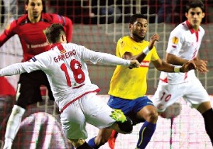 Vágner e Babanco atentos a Gameiro, do Sevilha (Foto de Marcelo Delpozo/REUTERS)