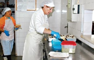 Preparativos para o almoço, no centro de Vale de Figueira (Foto de João Nuno Pepino)