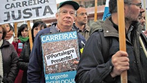 Cerca de meia centena de professores protestaram junto ao Ministério da Educação, em Lisboa (Foto de Pedro Nunes/Lusa)
