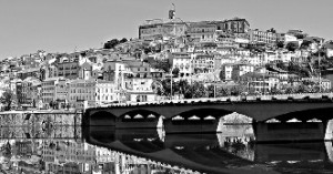 Arguida prometia vender casas em zonas de luxo no centro da cidade de Coimbra (Foto de ISTOCKPHOTO)