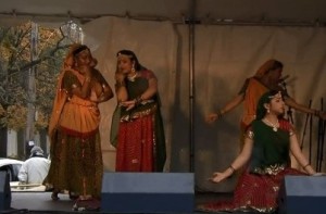 Dançarinas atuam durante as celebrações Diwali no Gerrard India Bazaar, 2 de novembro de 2013. CityNews