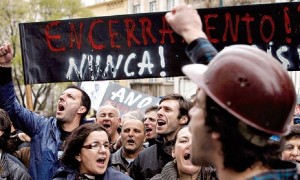 Trabalhadores estão contra despedimento coletivo (Foto de João Miguel Rodrigues)