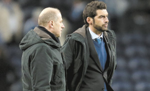 Antero Henrique enfrentou os assobios e os lenços brancos ao lado de Paulo Fonseca