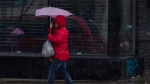Uma mulher caminha na Spadina Avenue. Foto de arquivo. (The Canadian Press / Pawel Dwulit)