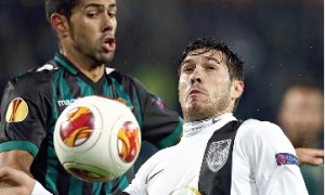 Juanfran (à esq.) atento ao vimaranense Barrientos (José Coelho)