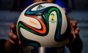 "Brazuca", a bola oficial para o próximo Mundial de futebol, foi apresentada no Rio de Janeiro