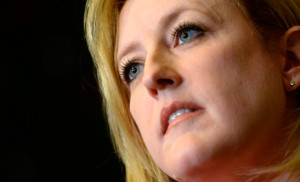 A ministra dos Transportes, Lisa Raitt, fala aos jornalistas, nesta foto de arquivo.  THE CANADIAN PRESS/Sean Kilpatrick