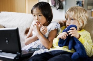Foto de arquivo de duas crianças a verem um filme. GETTY IMAGES/JOHNER RF/Susanne Kronholm