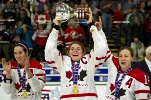 Hayley Wickenheiser e jogadoras da Team Canada festejam o ouro no mundial de hóquei feminino. Foto de arquivo: THE CANADIAN PRESS/Paul Chiasson