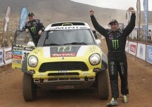 Nani Roma celebrou a vitória no Dakar 2014 depois de concluir a última etapa no 4º lugar (Foto EPA)