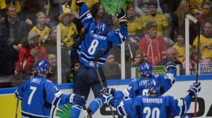 Saku Maenalanen (Finlândia) comemora um golo final do Campeonato Mundial de Juniores de Hóquei (no gelo) IIHF, em Malmo, na Suécia - 5 de janeiro, 2014. (The Canadian Press / Frank Gunn)