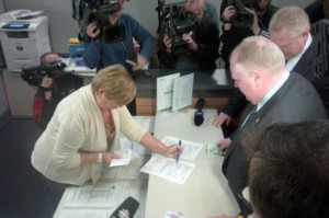 Rob Ford, com o irmão Doug Ford a seu lado, regista-se para a eleição municipal em 2014. Twitter/@ tomayorford.