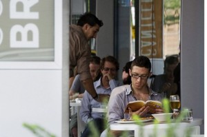  Clientes almoçam na cantina da King Street West, em Toronto. Foto: THE CANADIAN PRESS/Aaron Vincent Elkaim