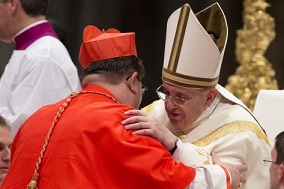 O recém-eleito cardeal, Gerald Cyprien Lacroix, arcebispo de Quebec, abraçado pelo papa Francisco depois de receber o chapéu eclesiástico, durante um consistório no interior da Basílica de São Pedro, no Vaticano. Associated Press / Alessandra Tarantino