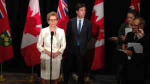 Kathleen Wynne fala aos jornalistas com a presença de Eric Hoskins, ministro do Desenvolvimento Económico, Comércio e Emprego, em Toronto, 28 de abril, 2014. (Ken Enlow/CP24)