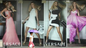 ma mulher passa pelos outdoors de uma loja Versace em Beijing. Foto de arquivo: (AP Photo/Greg Baker)