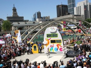 Uma grande multidão juntou-se na Nathan Phillips Square para testemunhar a inauguração do relógio Cisco de contagem regressiva para Toronto de 2015
